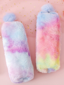 Estojo com textura de pelo degradê e chaveiro pompom