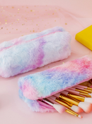 Estojo com textura de pelo degradê e chaveiro pompom