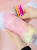 Estojo com textura de pelo degradê e chaveiro pompom